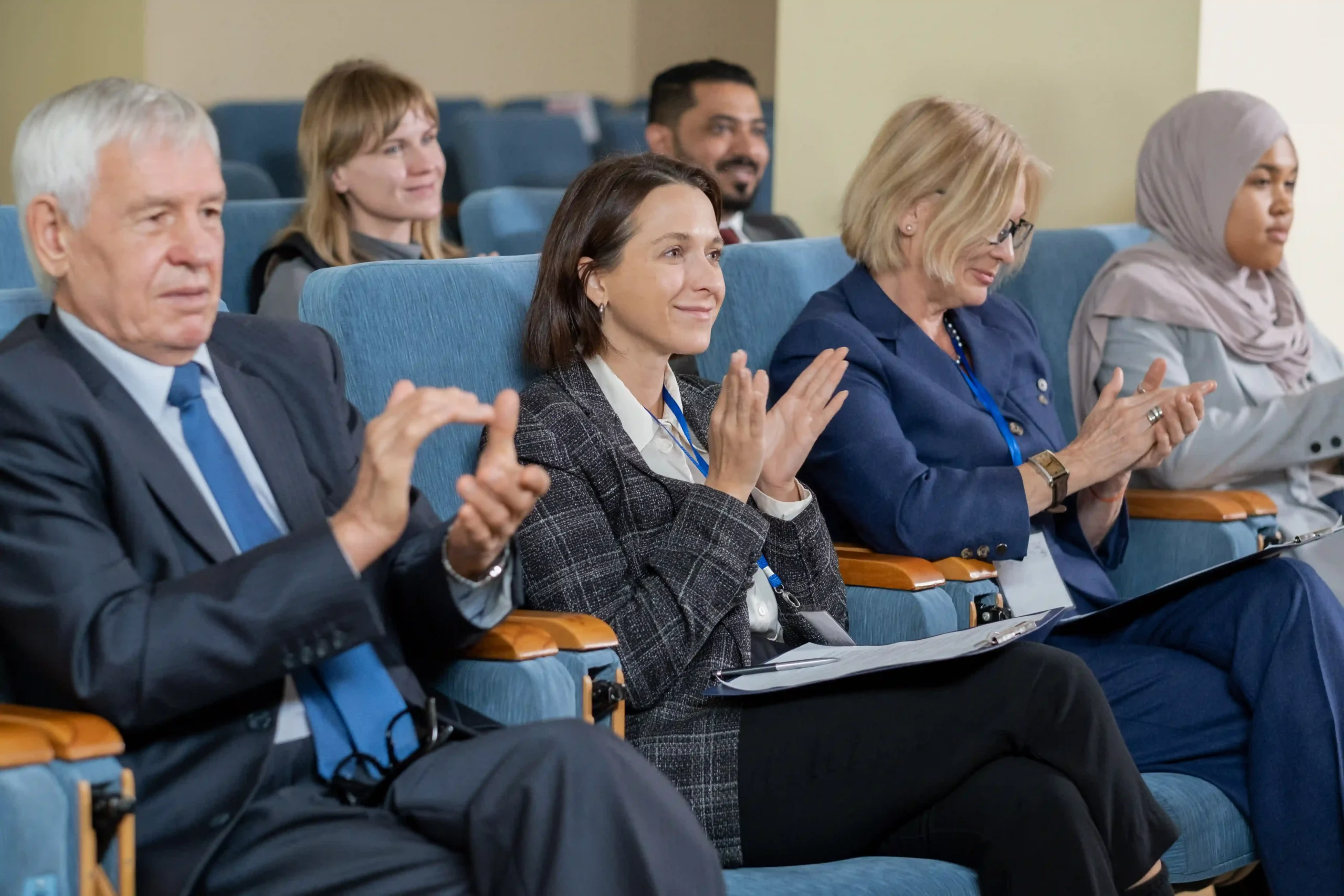 Business professionals applauding after an insightful session at the Supply Chain Innovation Conference.