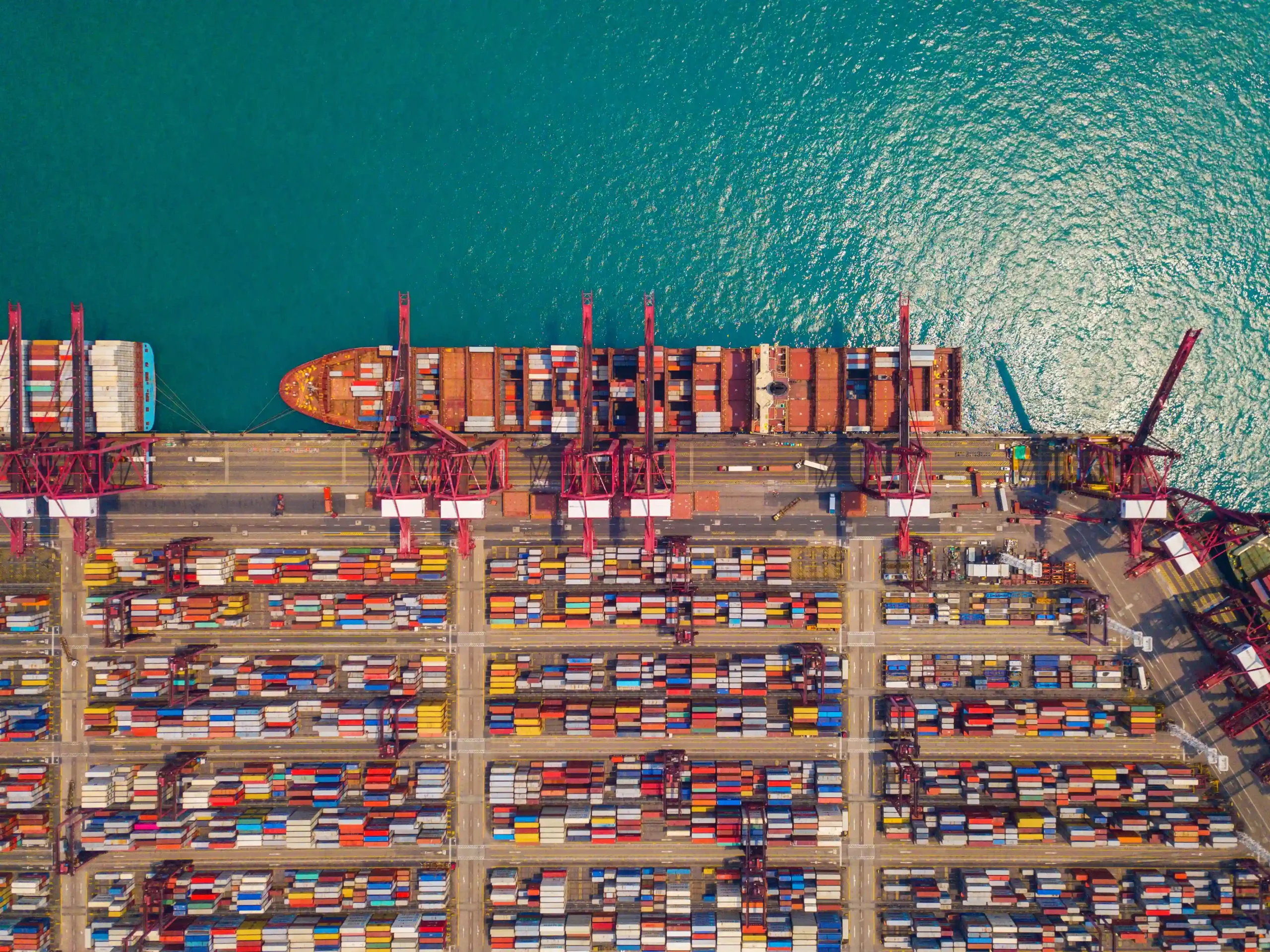 Aerial view of a major shipping port highlighting foreign trade zone benefits 2025, including streamlined global logistics.