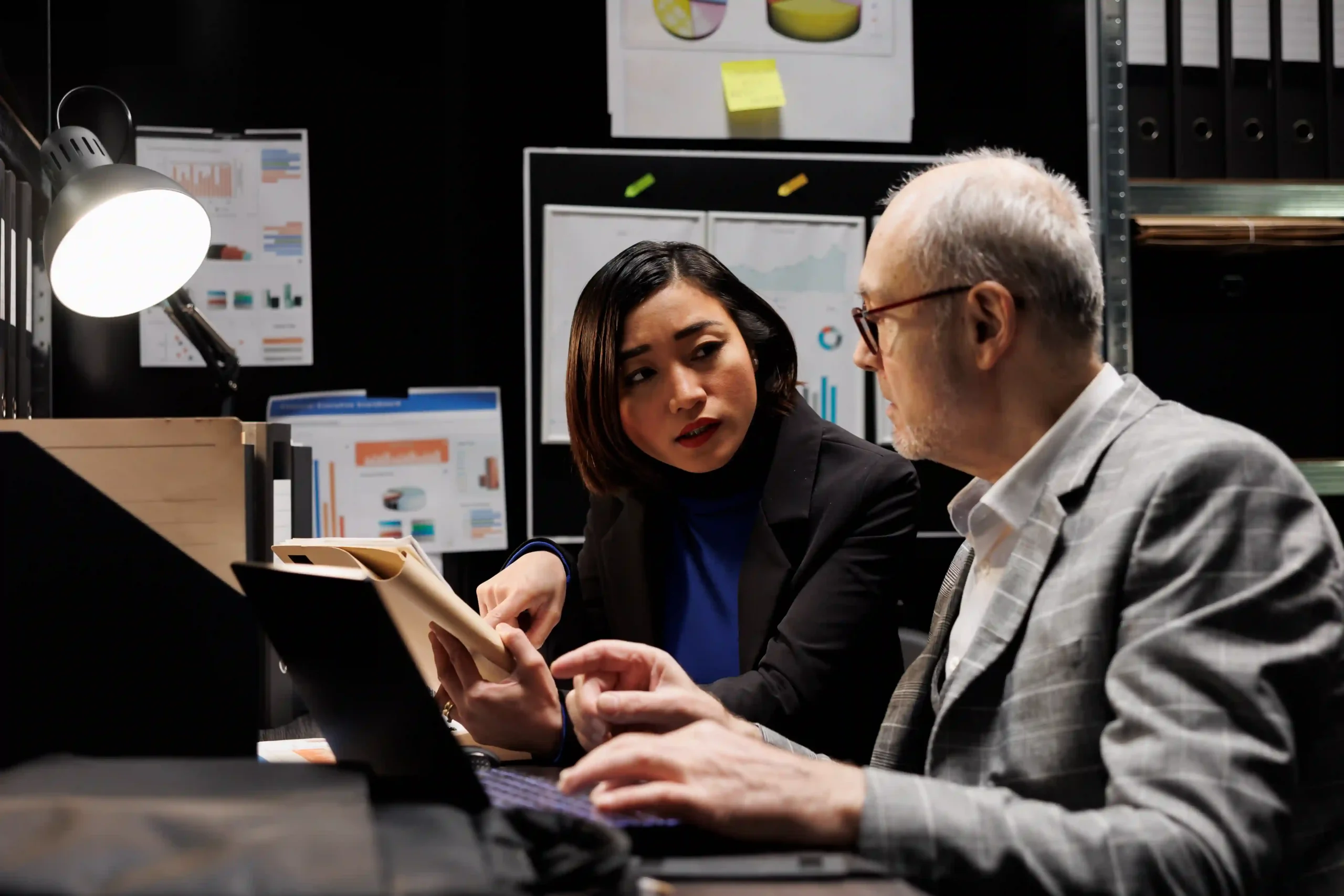 Two professionals discussing logistics data and supply chain strategies during Logistics Innovation Day.