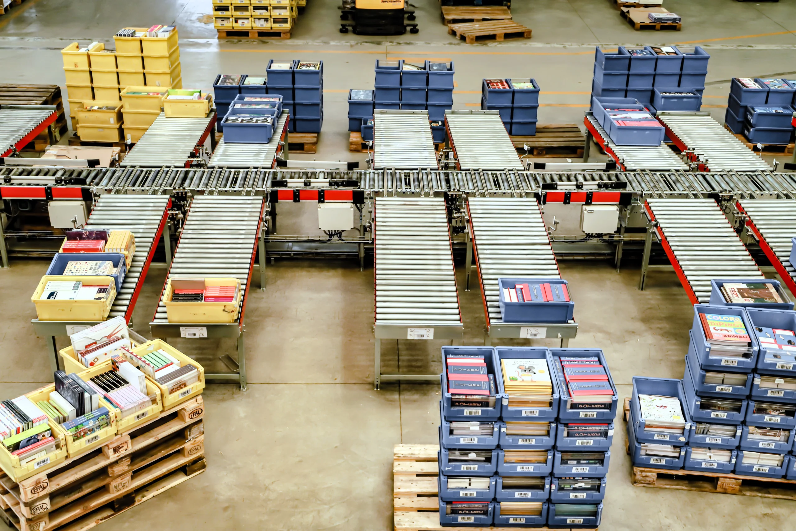 Conveyor system used in cross-docking and transloading operations inside a logistics warehouse